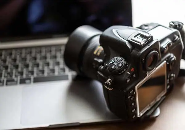 成人式の前撮り写真を撮影した後、データをパソコンでレタッチしている写真です。SNS投稿はもちろんのこと、写真プリントにも耐えうるようなプロのレタッチで完成品をお届けします。