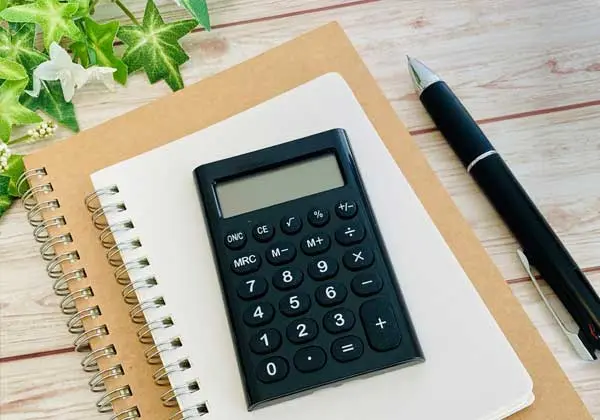 安心の価格設定を訴求するための電卓の写真です。通常のフォトスタジオでは有料オプションで予算感をオーバーする事があるともいますが、スタジオグッドではそれらの心配はありません。