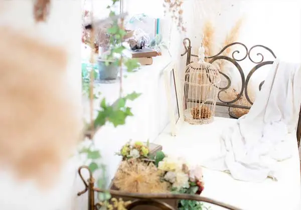 スタジオグッドのフォトスタジオ内の写真です。温かみのあるアンティーク調の小物が並び、大きな窓からは自然光がたっぷり入る構造の室内となっています。撮影スタジオならではの天候に左右されない撮影体験をお楽しみいただけます。